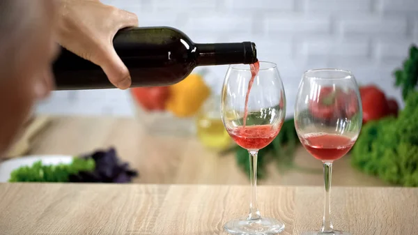 Homem Sênior Derramando Copos Vinho Tinto Degustação Bebidas Celebração Aniversário — Fotografia de Stock