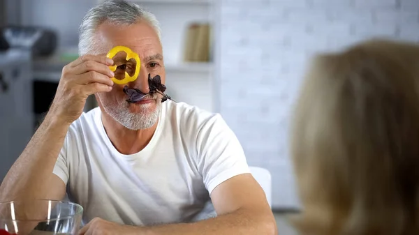 Positivo Anciano Marido Jugando Verduras Frescas Cocinar Juntos Bromeando Esposa —  Fotos de Stock