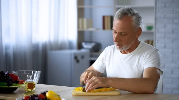 Behinderter Ehemann Kocht Abendessen Der Küche Schneidet Gemüse Für Gesunde — Stockfoto