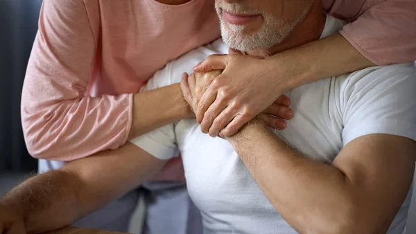 Mujer Anciana Abrazando Marido Conexión Familiar Expresión Amor Abuelos —  Fotos de Stock