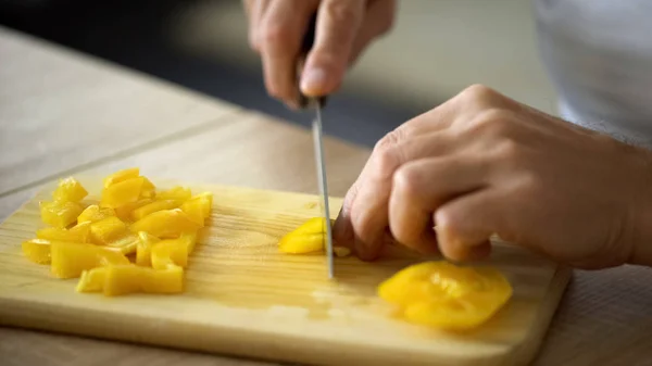 Man Skär Peppar Ekologisk Kost Matlagning Tips Fräsch Sallad Middag — Stockfoto