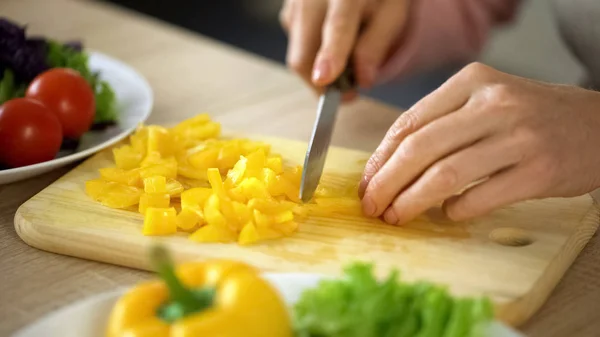 Mãos Femininas Aposentadas Cortando Legumes Frescos Avó Cozinhar Almoço Saudável — Fotografia de Stock