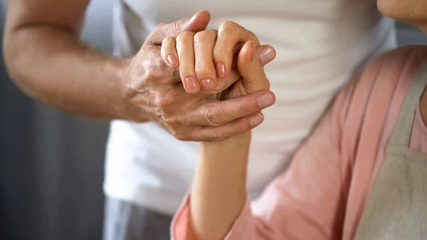 Alter Mann Hält Ehefrau Hand Ehefrau Pflege Und Unterstützung Liebe — Stockfoto