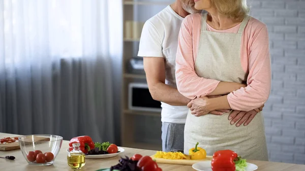 Hombre Anciano Abrazando Esposa Delantal Abuelos Felizmente Casados Tareas Cocina —  Fotos de Stock