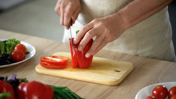 Manliga Kocken Skär Färsk Röd Paprika Matlagning Ekologisk Middag Sallad — Stockfoto