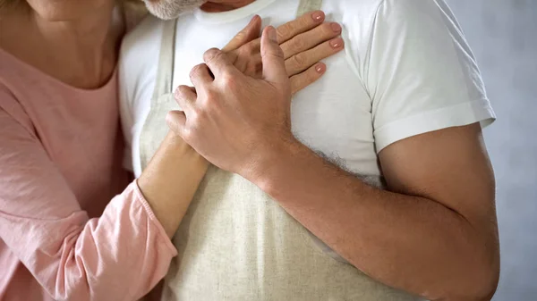 Gepensioneerde Man Die Vrouw Hand Liefde Verbinding Romantische Momenten Grootouders — Stockfoto
