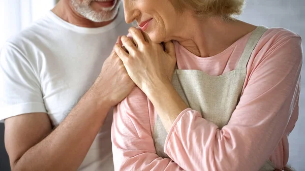 Ancianos Marido Mujer Tomados Mano Abuelos Felices Relaciones Familiares —  Fotos de Stock