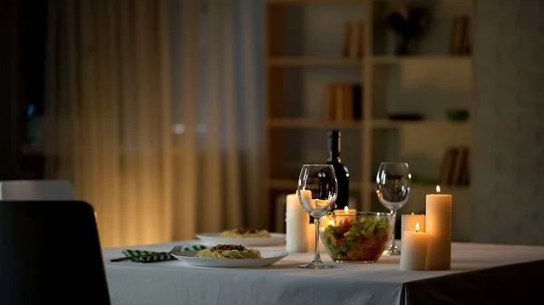 ロマンチックなディナーのテーブルセッティング ワイングラス フレッシュ サラダ ボウルに ホームの日 — ストック写真