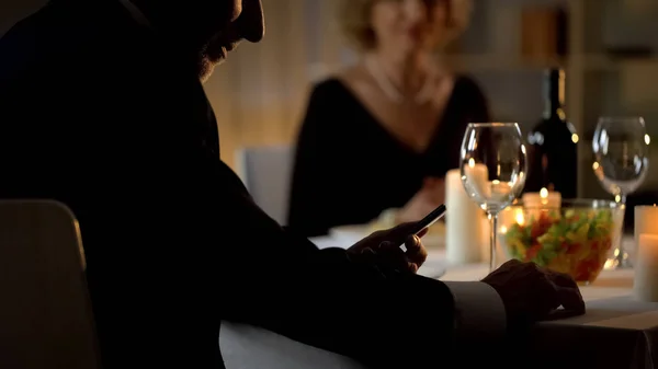 Ancianos Marido Leyendo Sms Smartphone Ignorando Esposa Celebración Del Aniversario —  Fotos de Stock