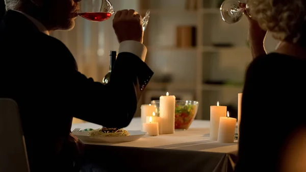Seniorehepaar Trinkt Rotwein Sitzt Zusammen Tisch Verabredet Sich — Stockfoto