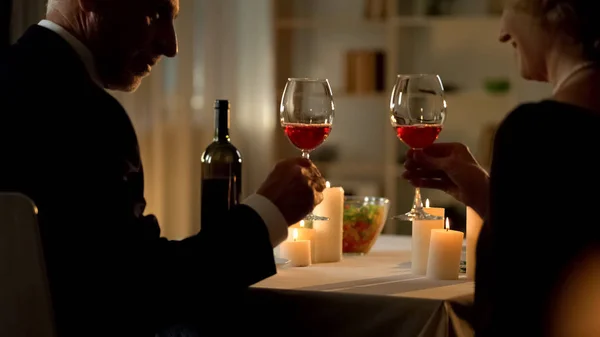 Casal Elegante Aposentado Brindar Segurando Copos Vinho Velas Jantar Românticas — Fotografia de Stock