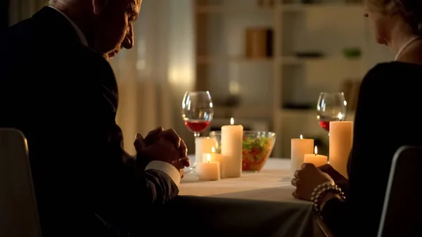 Pensive Elderly Couple Sitting Holiday Table Praying Meal Religion — Stock Photo, Image