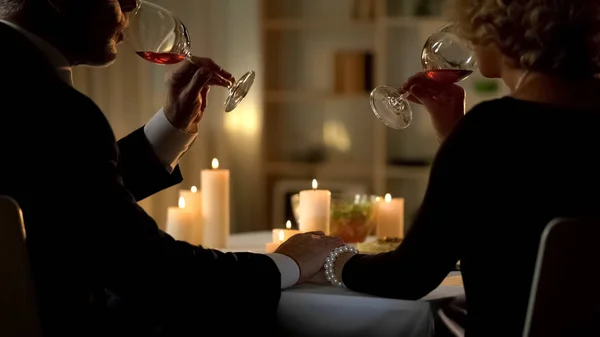 Κομψό Παντρεμένο Ζευγάρι Πίνοντας Κρασί Και Κρατώντας Χέρια Τρυφερές Σχέσεις — Φωτογραφία Αρχείου