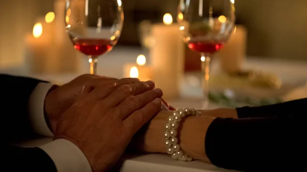 Alter Mann Hält Frau Den Händen Ehepaar Bei Romantischem Date — Stockfoto