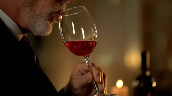 老人品尝精致的葡萄酒在餐厅 庆祝餐厅 — 图库照片
