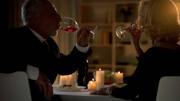 Elegantes Erwachsenes Paar Trinkt Wein Café Liebt Zweisamkeit Gealterte Seelenverwandte — Stockfoto