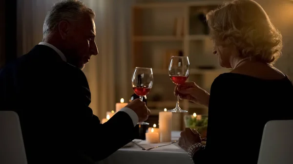 赤ワイングラス シニアを保持してエレガントな男女カップル日に愛 — ストック写真