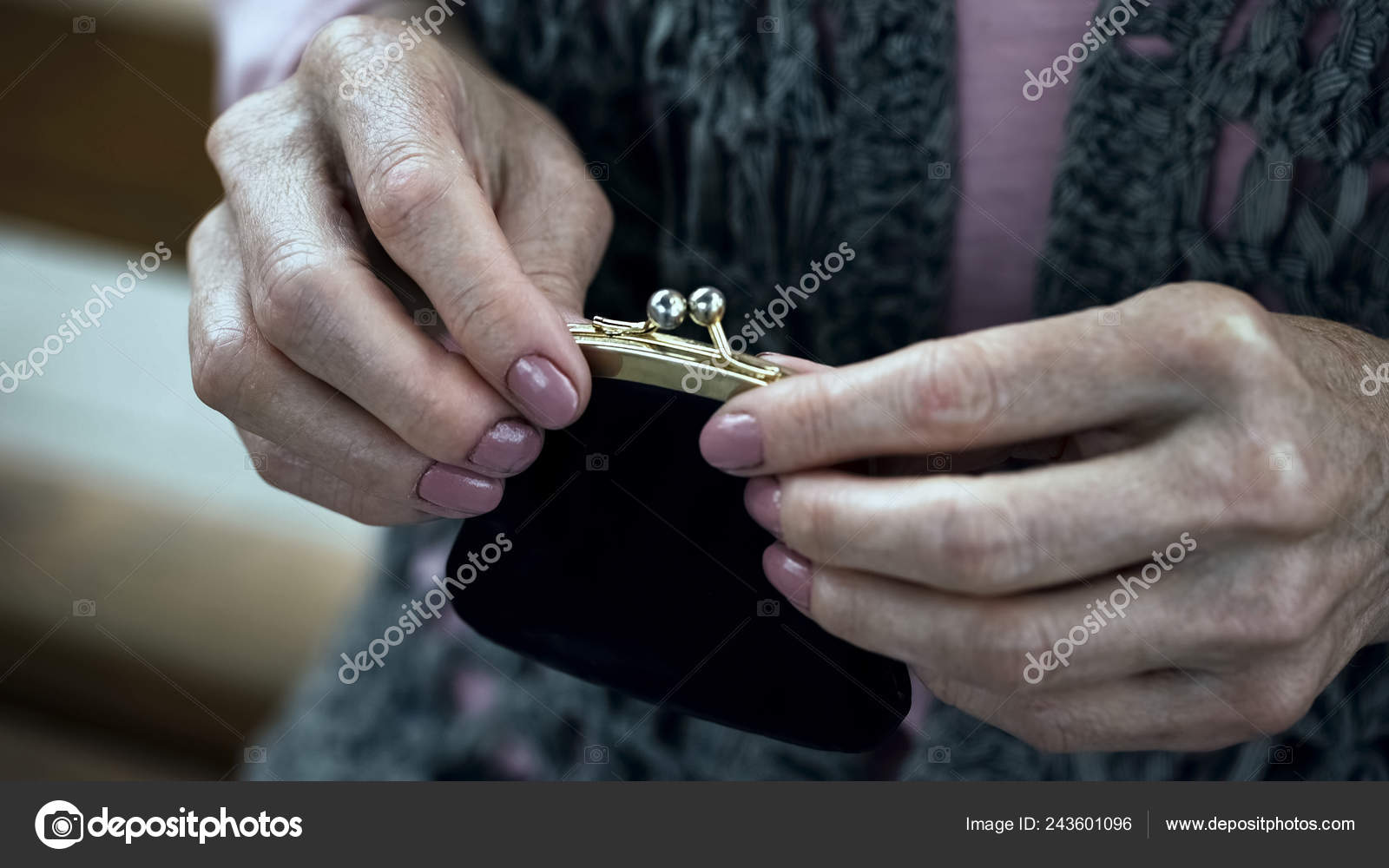 Пенсионеры в магазине. Бабки в кошельке. Плотно лежат бабки в кошельках. Плотно лежат бабки в кошельках. Старушка кошелек.