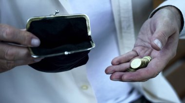 Zavallı ihtiyar cüzdanından, finans, küçük emeklilik eksikliği son para sayma