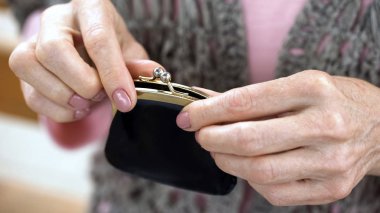 Holding cüzdan, emeklilik yoksulluk, finansal kriz, kredi yaşlı kadın eller