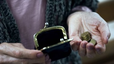 Zavallı yaşlı kadın cüzdanından, bütçe, küçük emeklilik eksikliği son para sayma