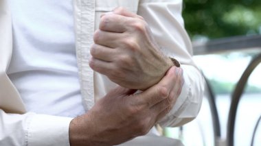 Üst düzey adam kol, ortak inflamatuar artrit ile sorun acı acı