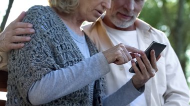 Yaşlı çift modern smartphone, Beceri, zor teknolojileri eksikliği kullanarak