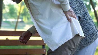 Vertebra fıtık, emekli karı destek koca bakmakta omurga sorunları acı