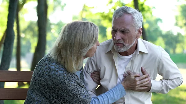 Triste Aposentado Homem Sentindo Dor Coração Problemas Cardiovasculares Esposa Apoio — Fotografia de Stock