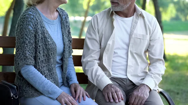 Homem Mulher Década Namoro Parque Ternura Amor Relações União — Fotografia de Stock