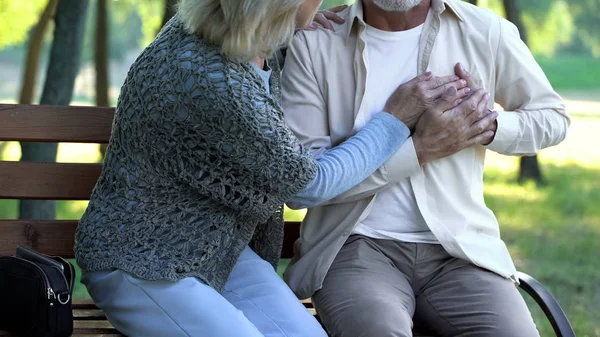 Gepensioneerde Altijd Lijden Onder Hart Pijn Wandelen Het Park Bang — Stockfoto