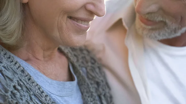 Gelukkig Oud Koppel Datum Vrouwelijke Glimlachend Dicht Omhoog Tandverzorging Protheses — Stockfoto