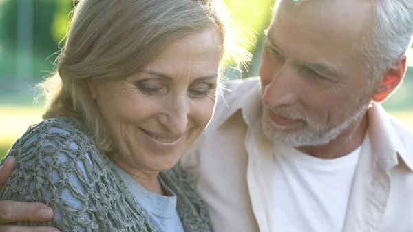 Cita Romántica Feliz Pareja Ancianos Abrazando Citas Sitio Web Amor —  Fotos de Stock
