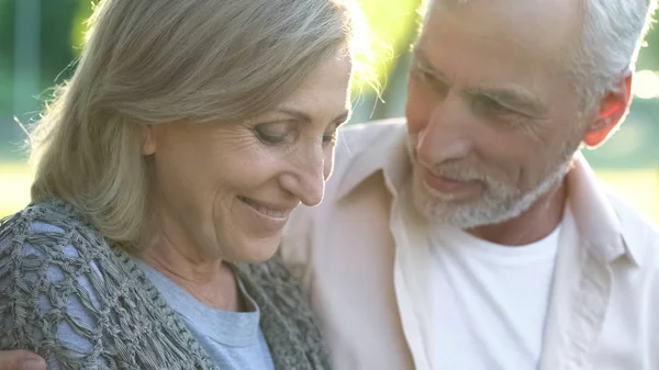 Alter Mann Schaut Seine Attraktive Frau Liebe Über Jahre Romantisches — Stockfoto