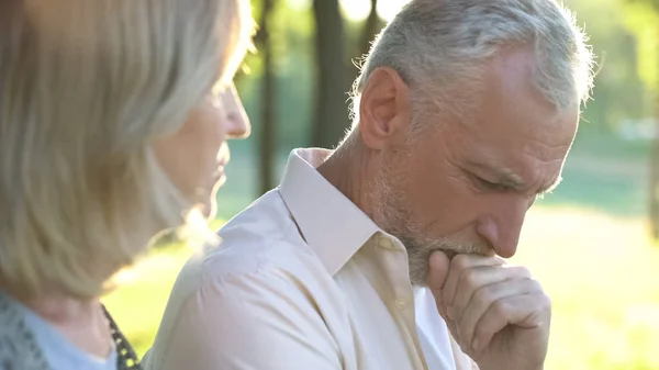 Hombre Jubilado Pensativo Pensando Las Dificultades Vida Vida Dura Los — Foto de Stock