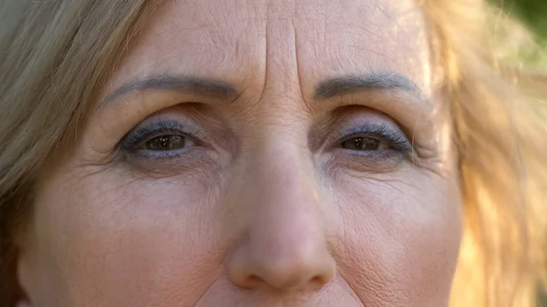 Maturo Donna Rugosa Guardando Fotocamera Speranza Disperazione Negli Occhi Vicino — Foto Stock