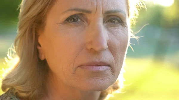 Mujer Anciana Mirando Tristemente Cámara Miedo Soledad Desesperanza Pobreza — Foto de Stock