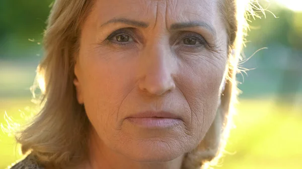 Madura Arrugada Abuela Mirando Cámara Miedo Por Futuro Pensión — Foto de Stock