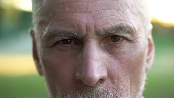 Kamera Emeklilik Gelecek Arıyorum Ciddi Düşünceli Adam Portresi — Stok fotoğraf