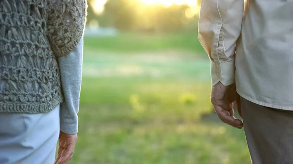 Oud Koppel Zoek Naar Toekomst Permanent Uit Elkaar Park Onverschilligheid — Stockfoto