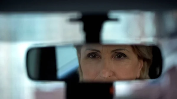 Velha Senhora Olhando Para Seu Reflexo Espelho Retrovisor Compra Carro — Fotografia de Stock
