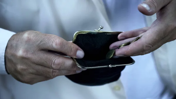 Alter Mann Mit Zitternder Hand Steckt Münzen Brieftasche Rentnerarmut Haushalt — Stockfoto