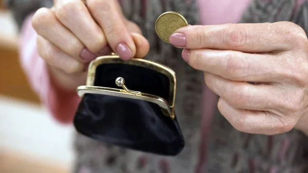 予算とお金を節約 クローズ アップのセント硬貨を置くシニア女性手 — ストック写真