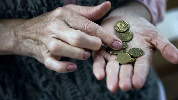 Víctima Crisis Financiera Pobre Mujer Madura Contando Monedas Centavo Jubilación —  Fotos de Stock