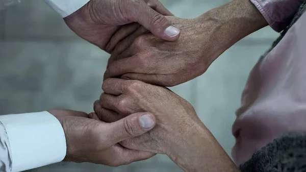 Fürsorglicher Erwachsener Sohn Hält Mutter Der Hand Treffen Pflegeheim Park — Stockfoto