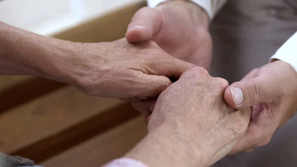 Ware Liefde Door Middel Van Harde Tijden Man Bedrijf Oude — Stockfoto