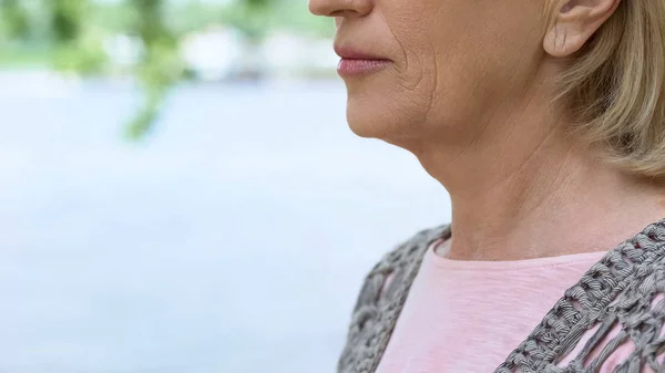 しわの古い女性の近くを甲状腺の病気 — ストック写真