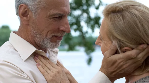 Volwassen Man Die Met Liefde Tederheid Zorgzame Vrouw Buttoning Zijn — Stockfoto