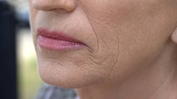 年金受給者の女性 年齢対策クリーム スキンケア 美容のしわのある顔 — ストック写真