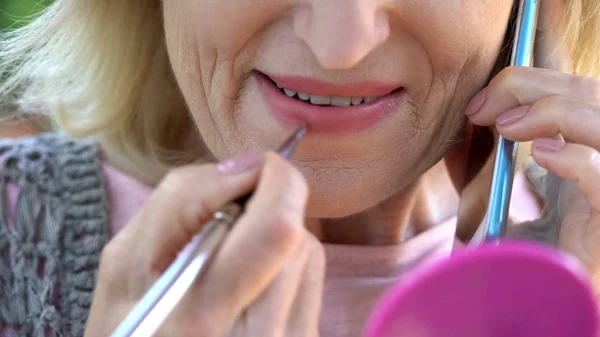 Beautiful Senior Lady Painting Her Lips Arranging Meeting Phone Femininity — Stock Photo, Image